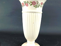 Wedgwood hoge voetvaas - afbeelding 2 van  5