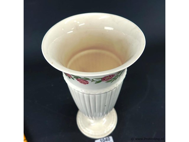 Wedgwood hoge voetvaas - afbeelding 3 van  5