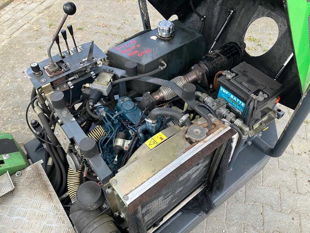 Weed trac onkruidborstelmachine met graskantensnijder - afbeelding 8 van  10