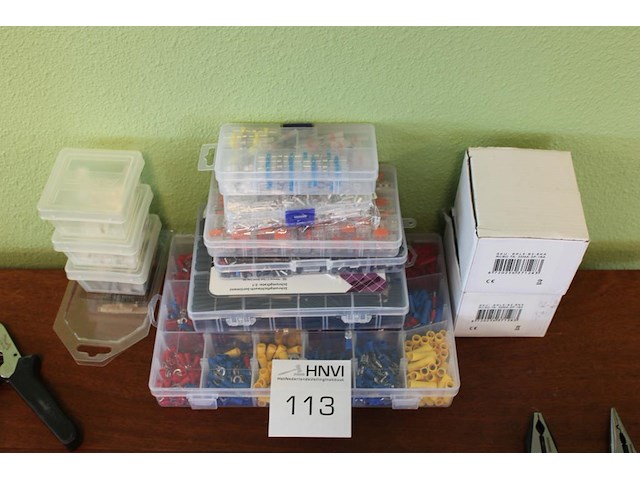 Weerstanden, kabelschoenen en krimpkous in en om organisers. - afbeelding 1 van  2