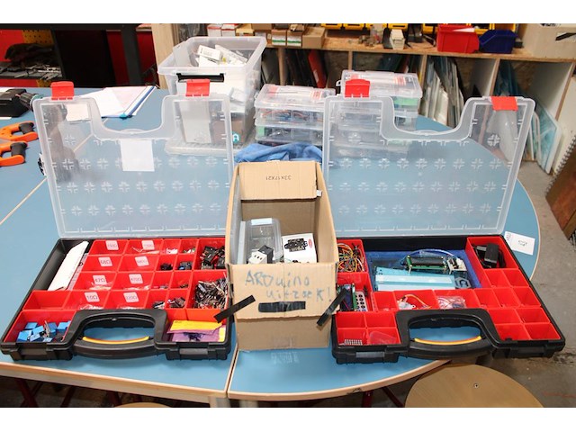 Weerstanden, schakelaars, lampjes en overige technische producten in 2 organisers en doos. - afbeelding 1 van  4