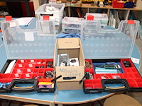 Weerstanden, schakelaars, lampjes en overige technische producten in 2 organisers en doos. - afbeelding 1 van  4