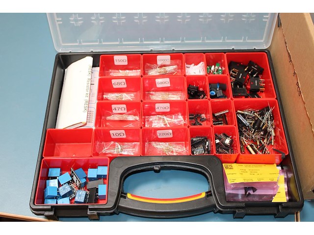 Weerstanden, schakelaars, lampjes en overige technische producten in 2 organisers en doos. - afbeelding 2 van  4