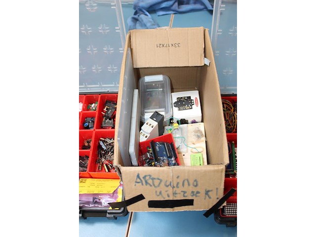 Weerstanden, schakelaars, lampjes en overige technische producten in 2 organisers en doos. - afbeelding 3 van  4