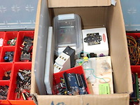 Weerstanden, schakelaars, lampjes en overige technische producten in 2 organisers en doos. - afbeelding 3 van  4