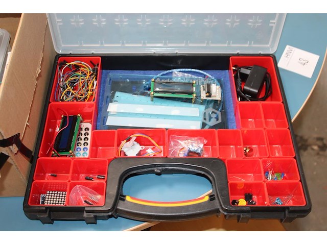 Weerstanden, schakelaars, lampjes en overige technische producten in 2 organisers en doos. - afbeelding 4 van  4