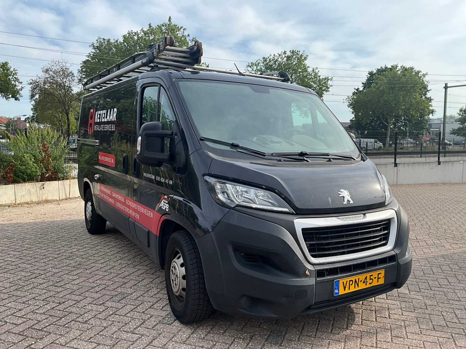 Wegens bedrijfsbeëindiging, gereedschappen materialen en bedrijfsbus.