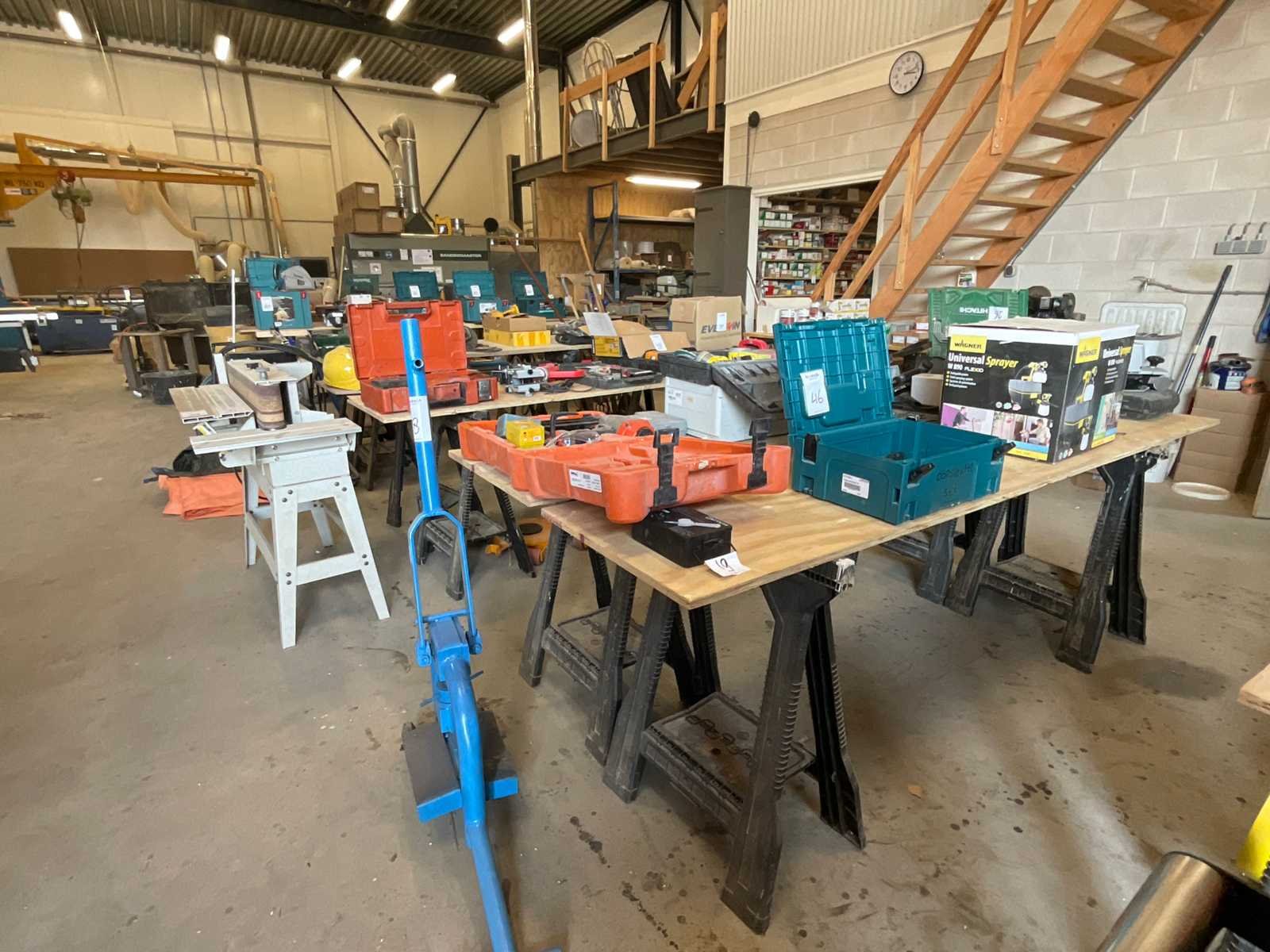 Wegens bedrijfsbeëindiging, houtbewerkingsmachines, gereedschappen en materialen