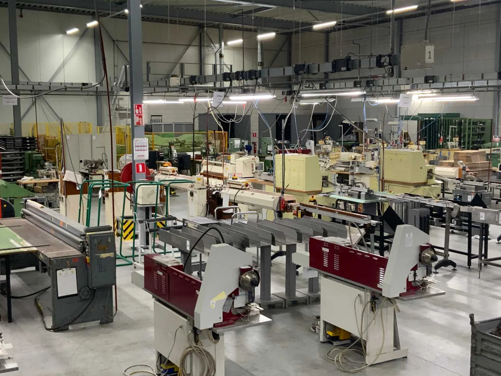 Wegens bedrijfsbeëindiging, leder bewerkingsmachines, gereedschappen en materialen