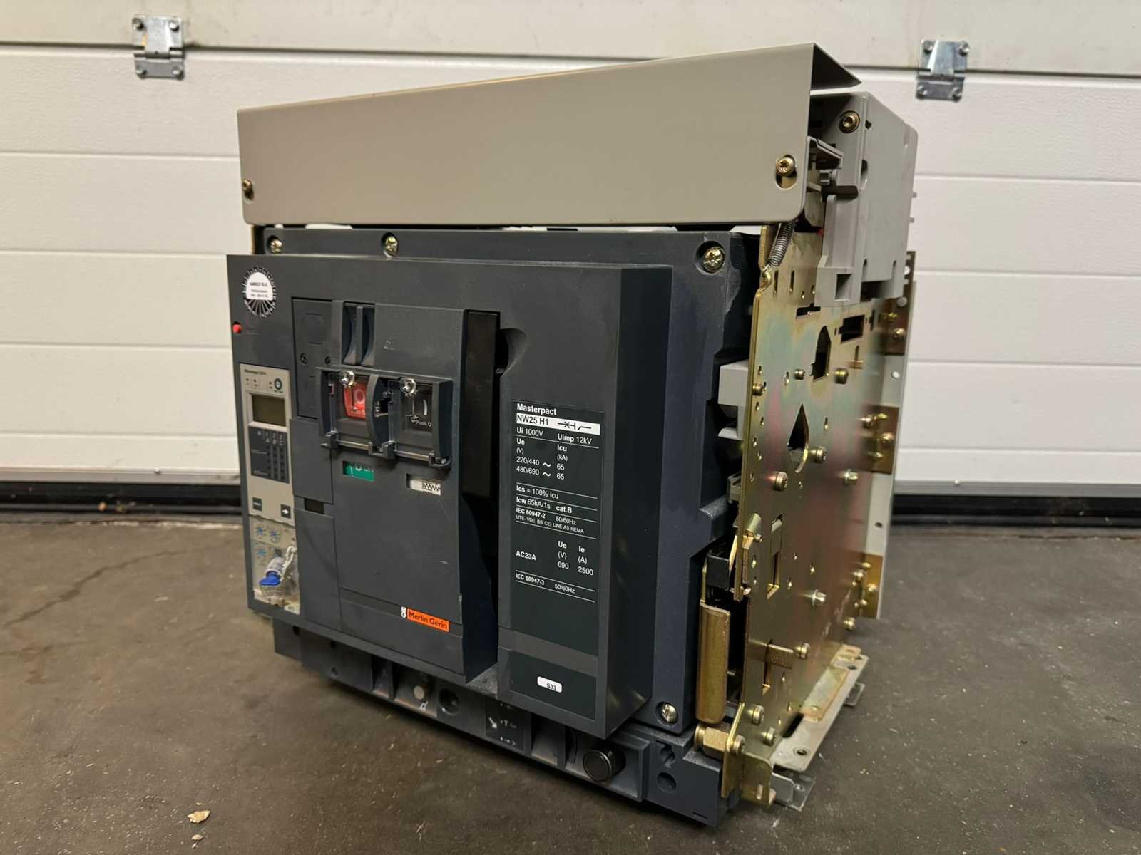 Wegens bedrijfsbeëindiging pompen, laboratorium apparatuur en gereedschappen.