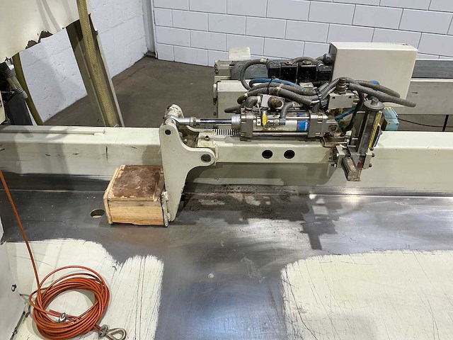 Weinig - 1996 - opticut 104 - afkortcirkelzaagmachine - afbeelding 21 van  29