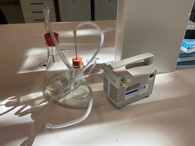 Welch 2510 vacuüm pomp/compressor - afbeelding 1 van  2