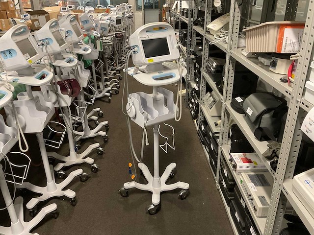 Welchallyn vital signs 6000 series patiëntmonitor - afbeelding 1 van  4