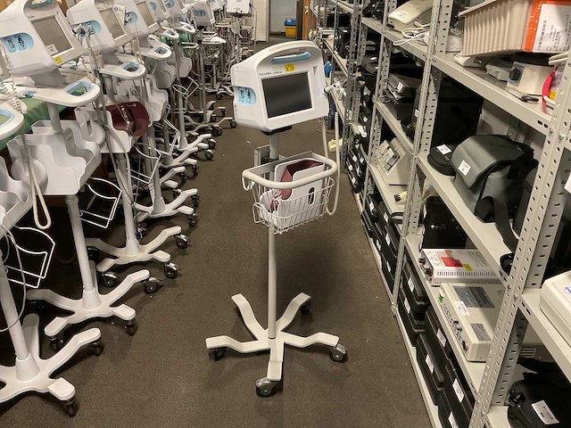 Welchallyn vital signs 6000 series patiëntmonitor - afbeelding 1 van  4