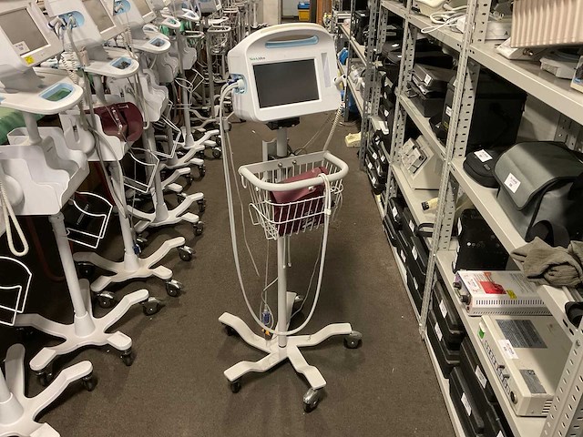 Welchallyn vital signs 6000 series patiëntmonitor - afbeelding 1 van  4