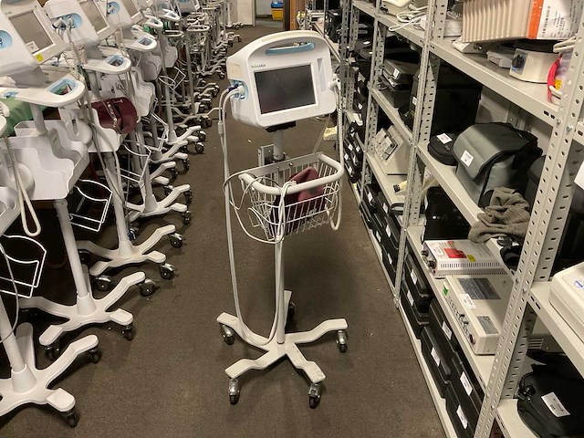 Welchallyn vital signs 6000 series patiëntmonitor - afbeelding 1 van  4