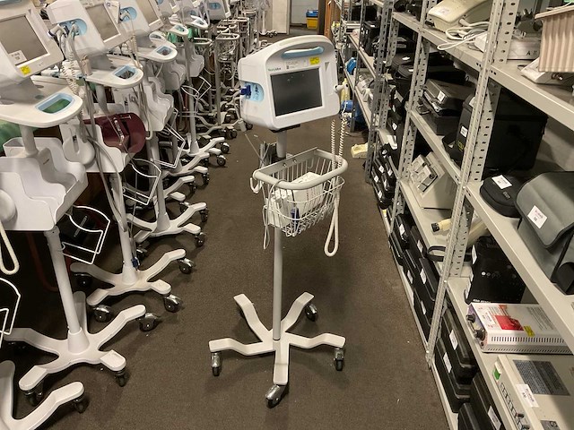 Welchallyn vital signs 6000 series patiëntmonitor - afbeelding 1 van  5