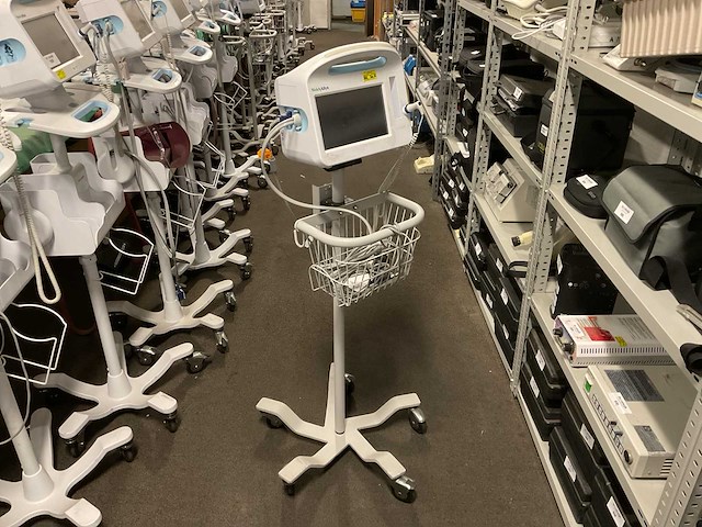 Welchallyn vital signs 6000 series patiëntmonitor - afbeelding 1 van  4