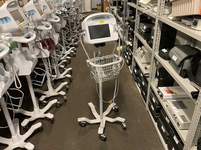 Welchallyn vital signs 6000 series patiëntmonitor - afbeelding 1 van  4