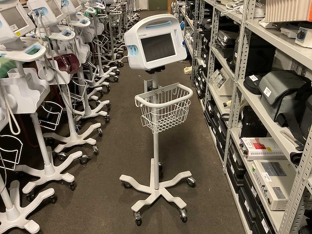 Welchallyn vital signs 6000 series patiëntmonitor - afbeelding 1 van  4