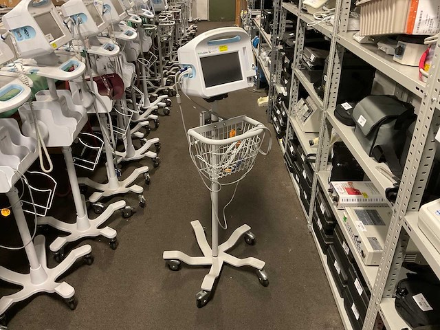 Welchallyn vital signs 6000 series patiëntmonitor - afbeelding 1 van  4