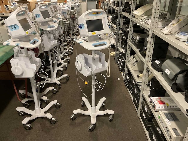 Welchallyn vital signs 6000 series patiëntmonitor - afbeelding 1 van  2