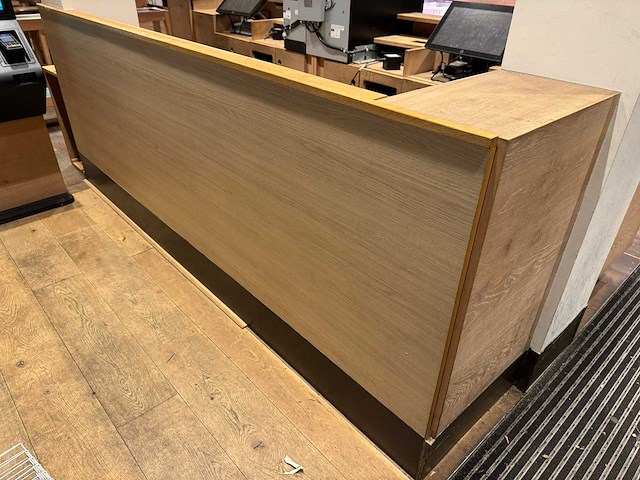 Welkomstbalie met apparatuur en gasten oproep systeem - afbeelding 6 van  18