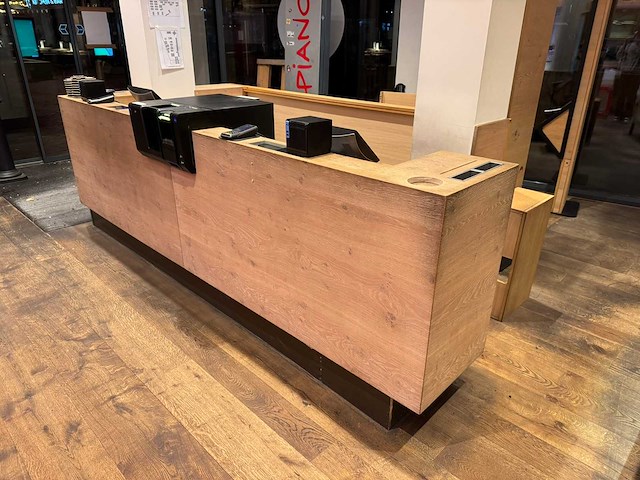 Welkomstbalie met apparatuur en gasten oproep systeem - afbeelding 1 van  18