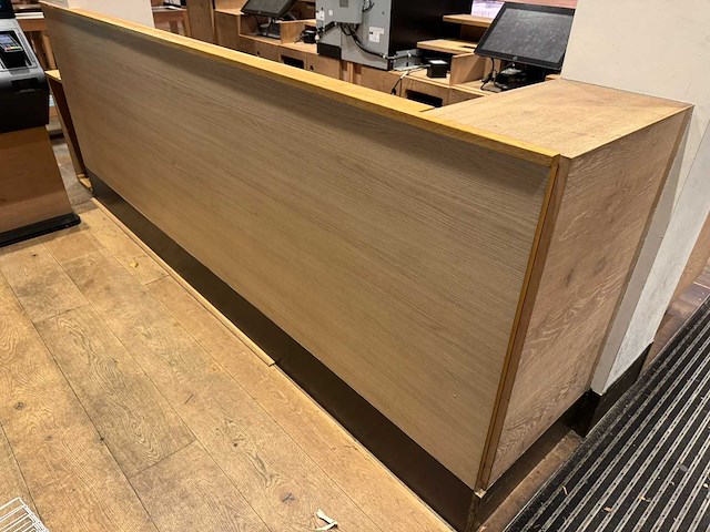 Welkomstbalie met apparatuur en gasten oproep systeem - afbeelding 7 van  18