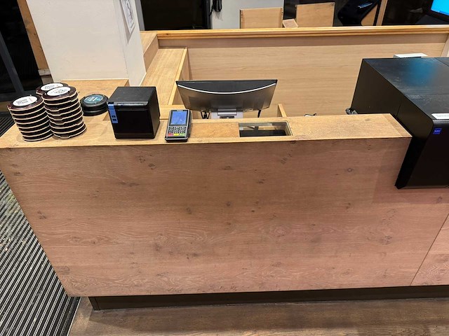 Welkomstbalie met apparatuur en gasten oproep systeem - afbeelding 12 van  18