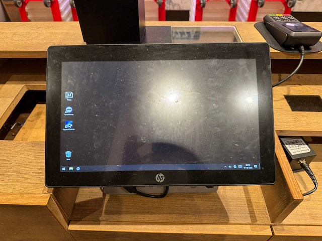 Welkomstbalie met apparatuur en gasten oproep systeem - afbeelding 13 van  18