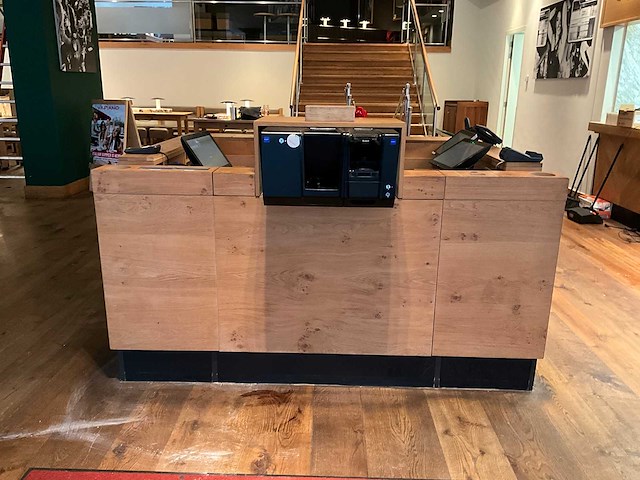 Welkomstbalie met apparatuur - afbeelding 1 van  14