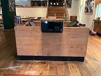 Welkomstbalie met apparatuur - afbeelding 1 van  14