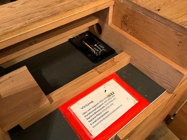 Welkomstbalie met apparatuur - afbeelding 2 van  14