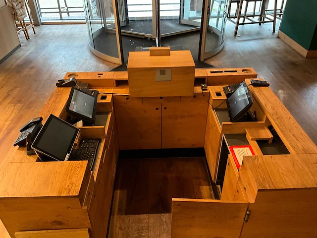 Welkomstbalie met apparatuur - afbeelding 4 van  14