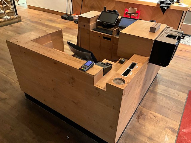 Welkomstbalie met apparatuur - afbeelding 6 van  14