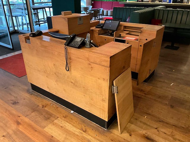 Welkomstbalie met apparatuur - afbeelding 9 van  14