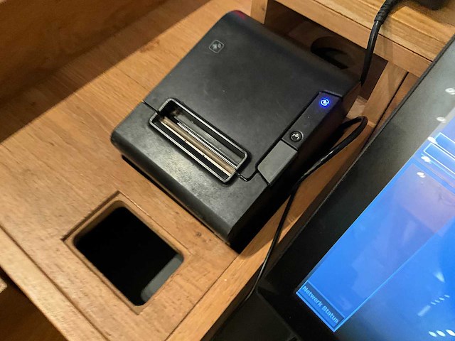 Welkomstbalie met apparatuur - afbeelding 14 van  14