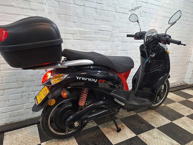 Wellicom trendy btc 45 km elektrische bromscooter - afbeelding 5 van  7