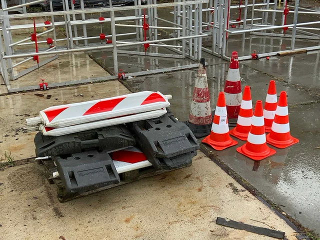 Wemas, schoko baakschilden met voet en pylonnen - afbeelding 1 van  4
