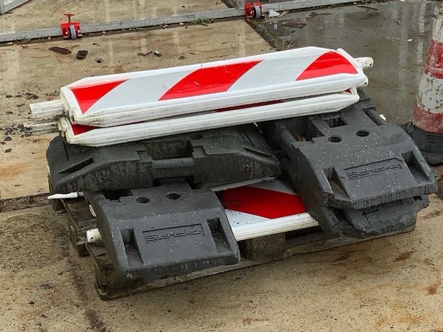 Wemas, schoko baakschilden met voet en pylonnen - afbeelding 2 van  4