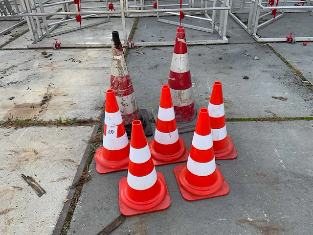 Wemas, schoko baakschilden met voet en pylonnen - afbeelding 3 van  4