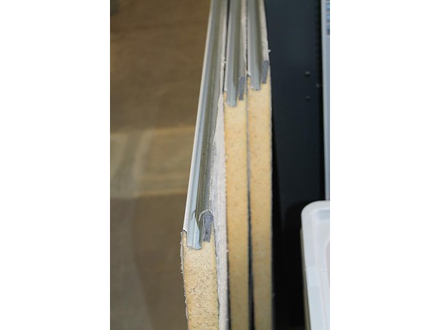 Werk- / droogruimte opgebouwd uit 40 mm geisoleerde panelen. afmeting ca. 5 x 4,7 x 3 meter. - afbeelding 3 van  5