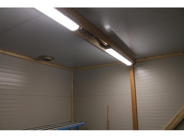 Werk- / droogruimte opgebouwd uit 40 mm geisoleerde panelen. afmeting ca. 5 x 4,7 x 3 meter. - afbeelding 4 van  5