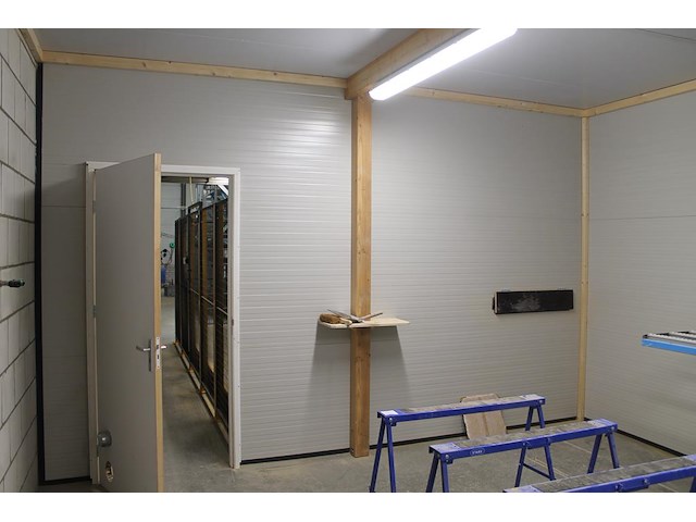 Werk- / droogruimte opgebouwd uit 40 mm geisoleerde panelen. afmeting ca. 5 x 4,7 x 3 meter. - afbeelding 5 van  5