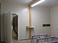 Werk- / droogruimte opgebouwd uit 40 mm geisoleerde panelen. afmeting ca. 5 x 4,7 x 3 meter. - afbeelding 5 van  5