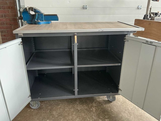 Werkbank, afkortcircelzaag, kolomboor en schuurmachine. - afbeelding 1 van  4