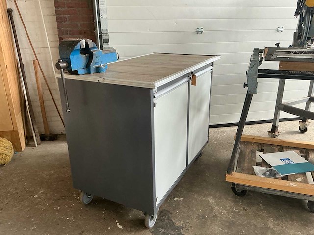 Werkbank, afkortcircelzaag, kolomboor en schuurmachine. - afbeelding 4 van  4