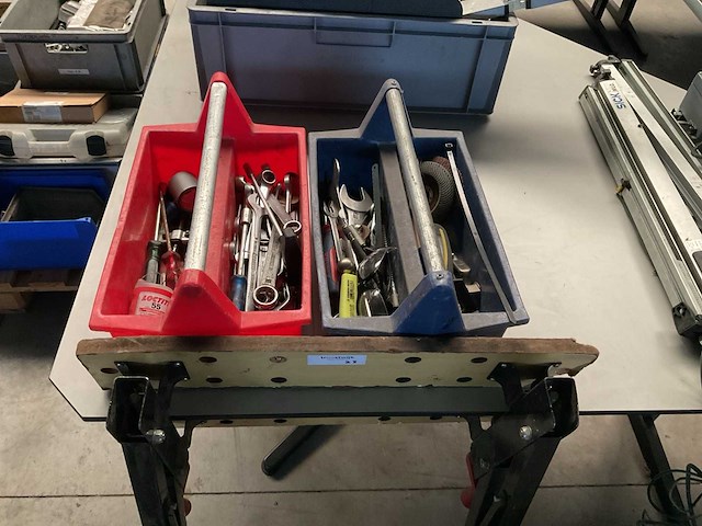 Werkbank + divers toebehoor - afbeelding 1 van  4
