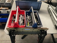 Werkbank + divers toebehoor - afbeelding 1 van  4